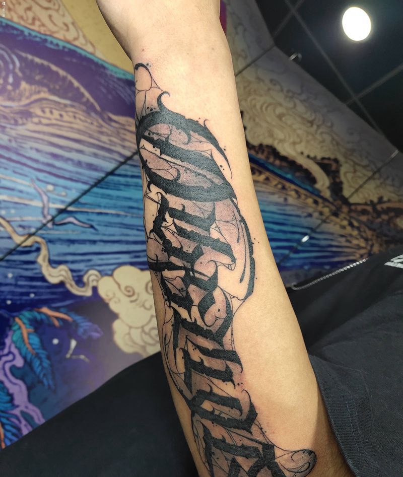 花体字纹身图片_手部手臂花体字字体纹身图案