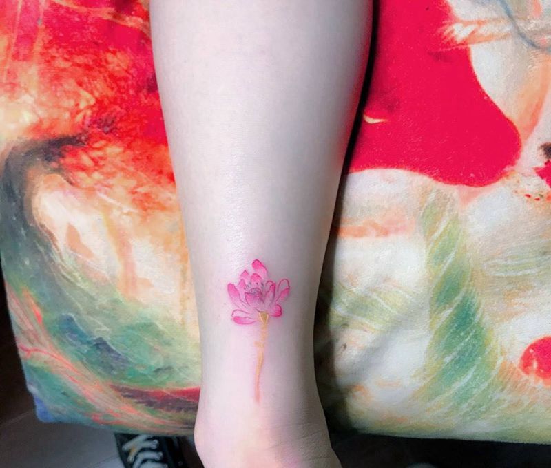 莲花纹身图片_成品腿部清新植物纹身图案