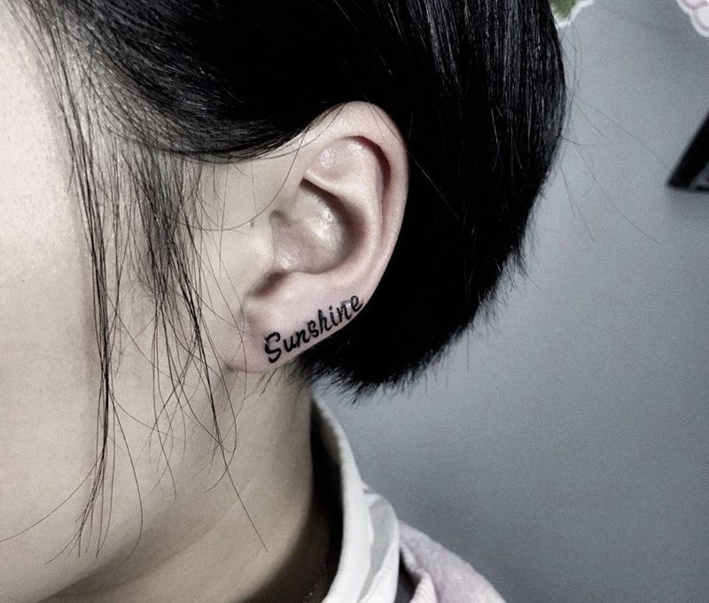 字母纹身图片_成品颈部清新纹身图案