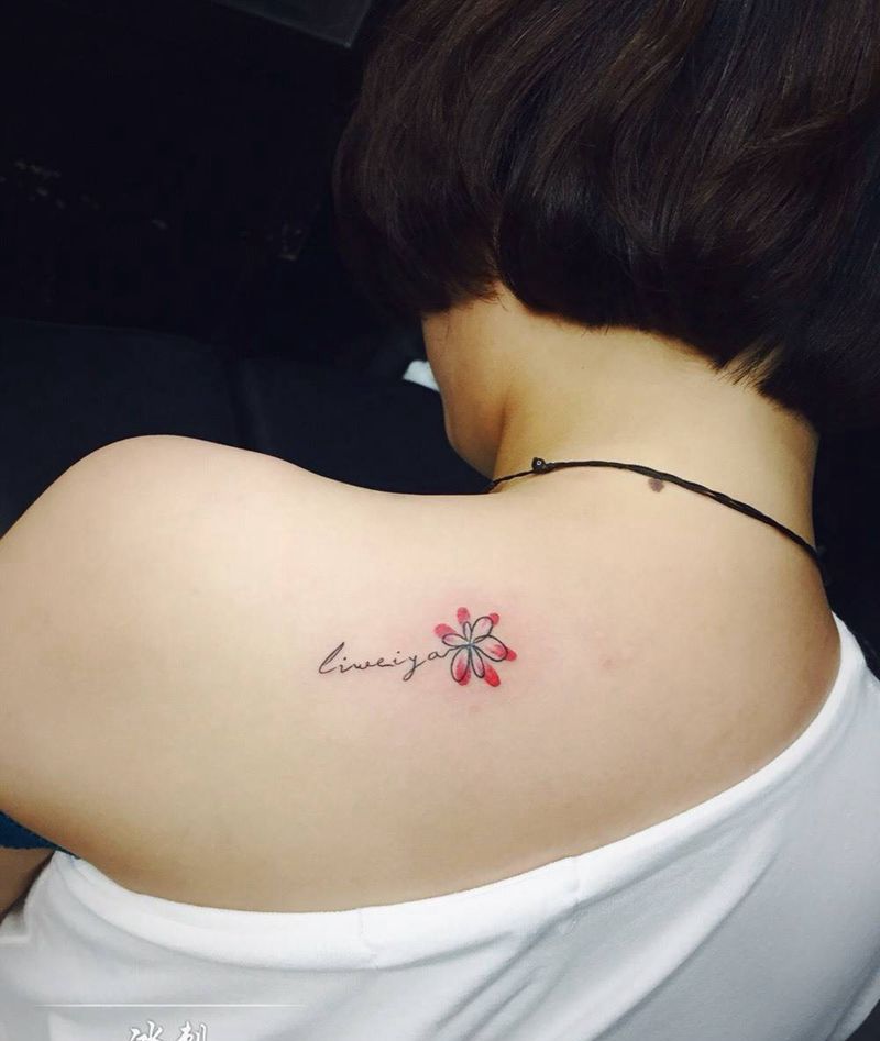 小花纹身图片_清新背部植物纹身图案
