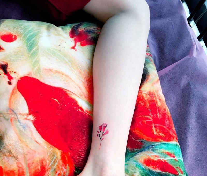 小花纹身图片_成品腿部清新植物纹身图案