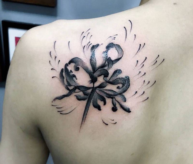 彼岸花纹身图片_成品背部清新纹身图案