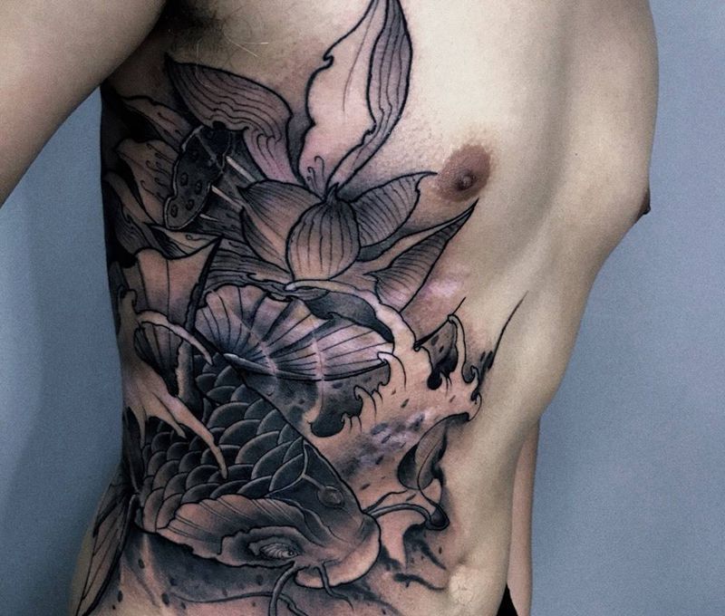 传统鱼纹身图片_成品腰部传统动物鬼神纹身图案