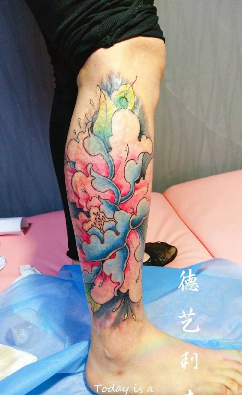 菊花纹身图片_腿部新传统纹身图案