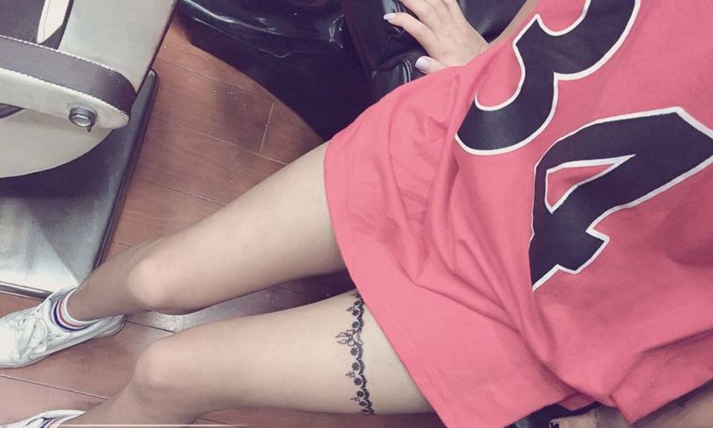 大腿蕾丝花边一个，夏天来了，性感又神秘。纹身图片_清新腿部纹身图案