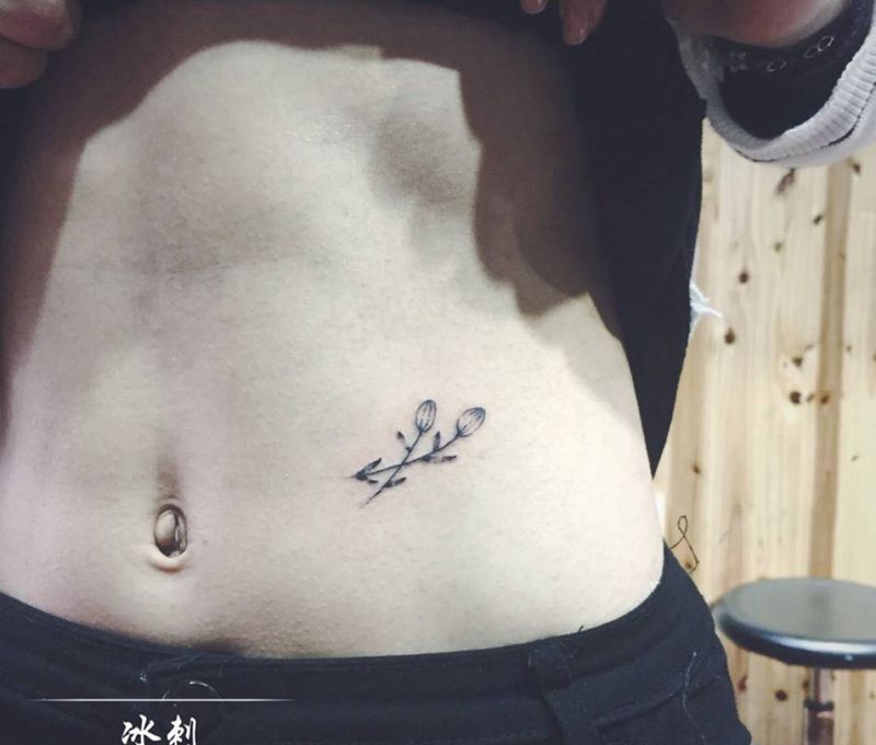 小花纹身图片_成品腰部清新纹身图案