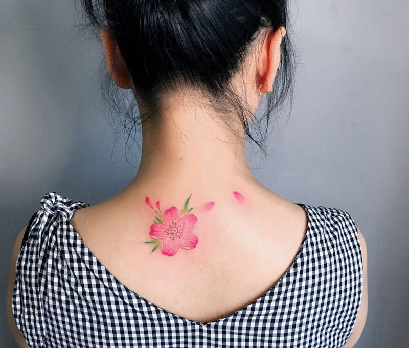 花纹身图片_成品背部清新植物纹身图案