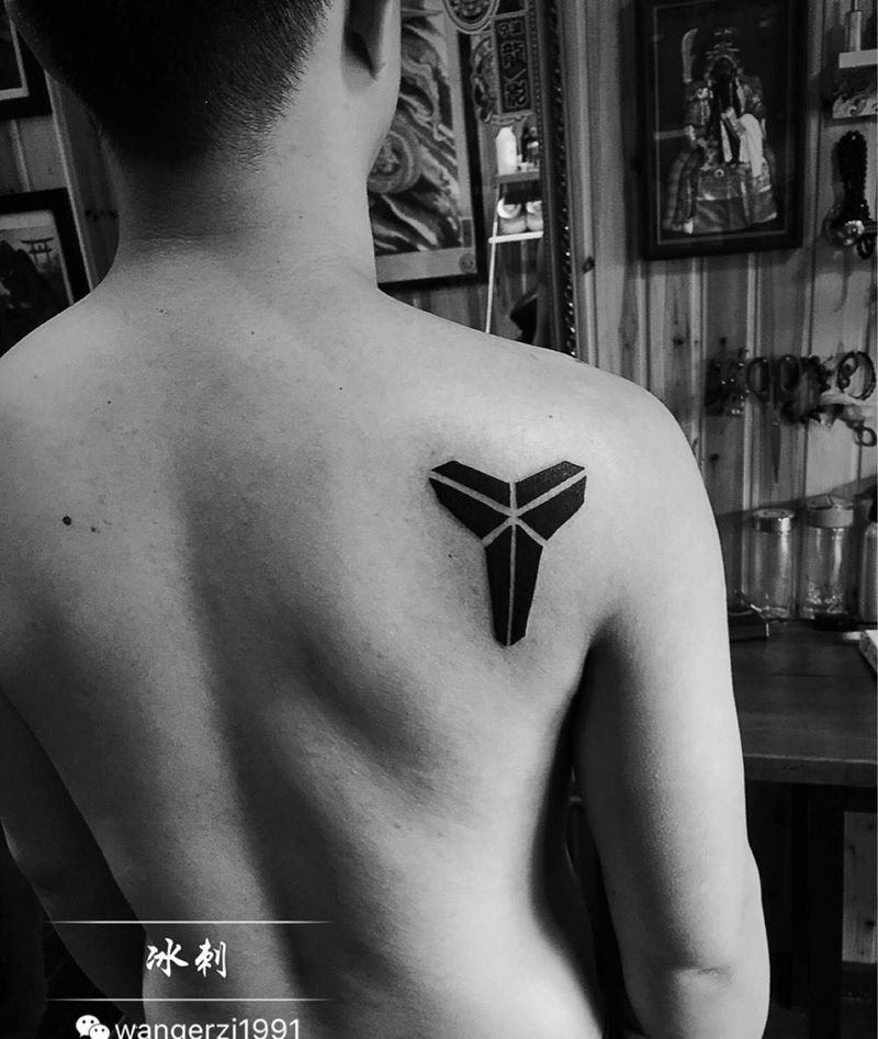 黑曼巴纹身图片_背部纹身图案