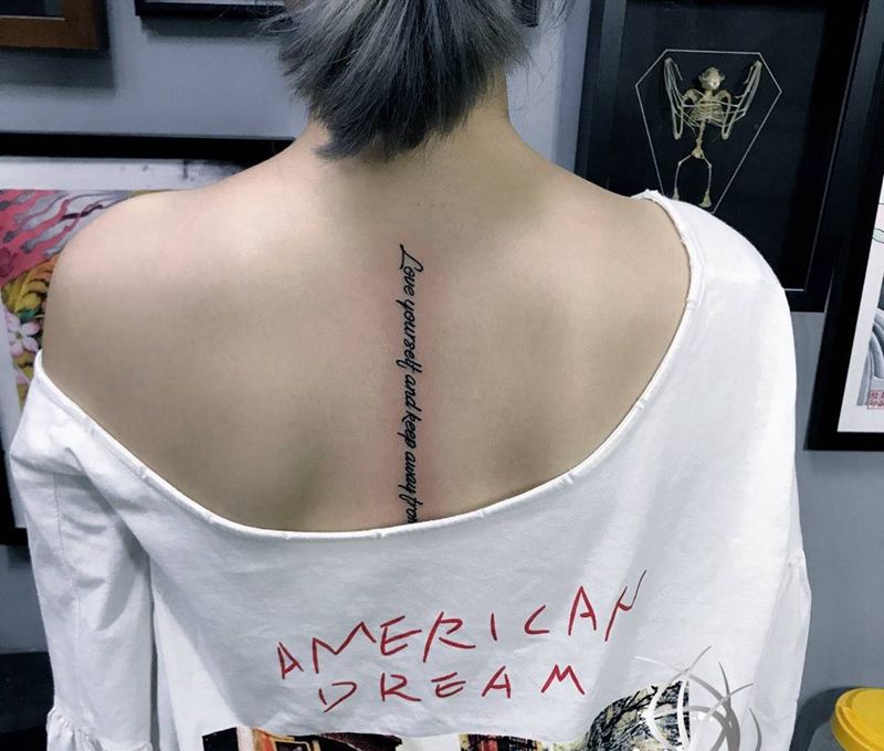 字母纹身图片_背部纹身图案