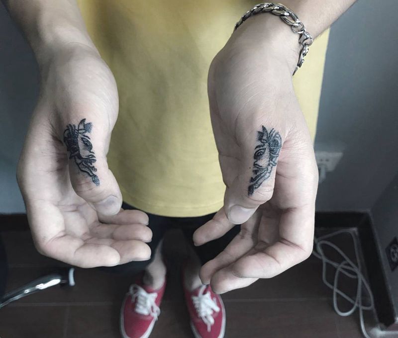 手指纹身图片_成品手部欧美清新鬼神纹身图案