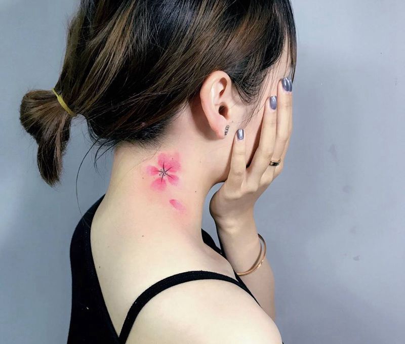 遮盖胎记。纹身图片_成品颈部清新字符植物纹身图案