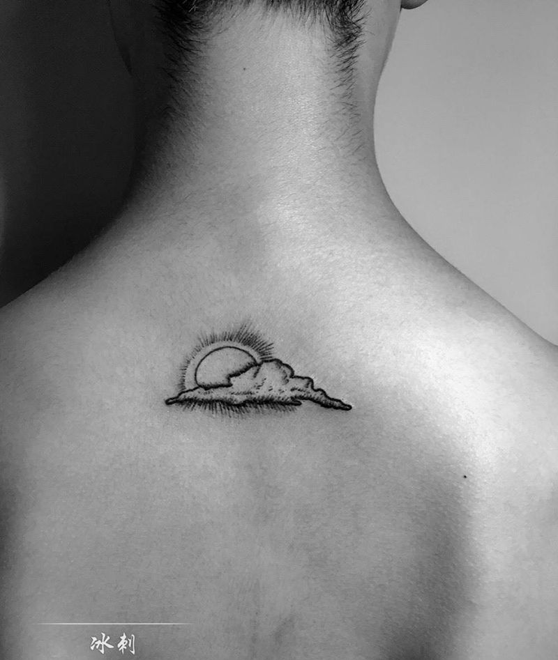 小云纹身图片_背部清新纹身图案