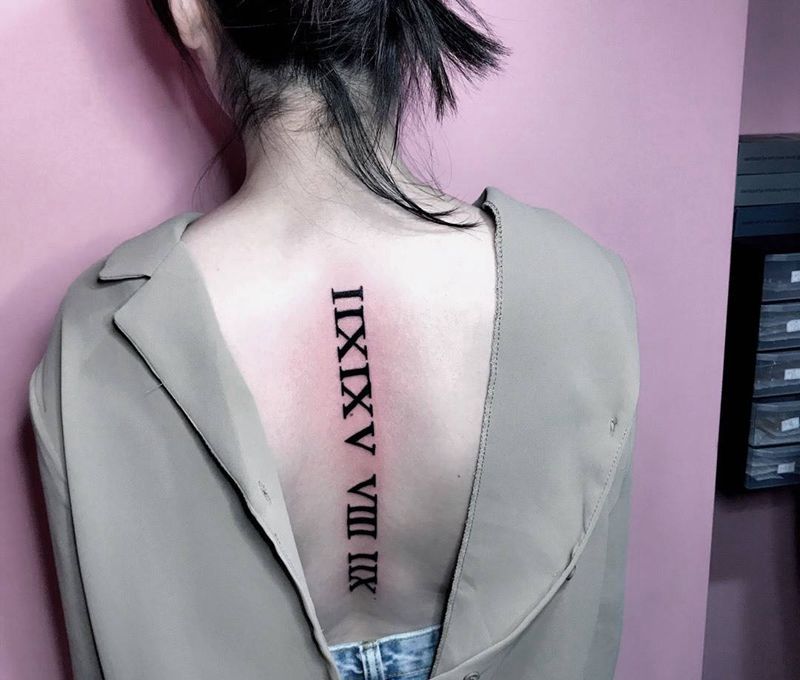 罗马纹身图片_成品背部清新纹身图案