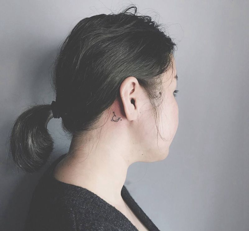 小清新纹身图片_成品颈部清新几何字符纹身图案