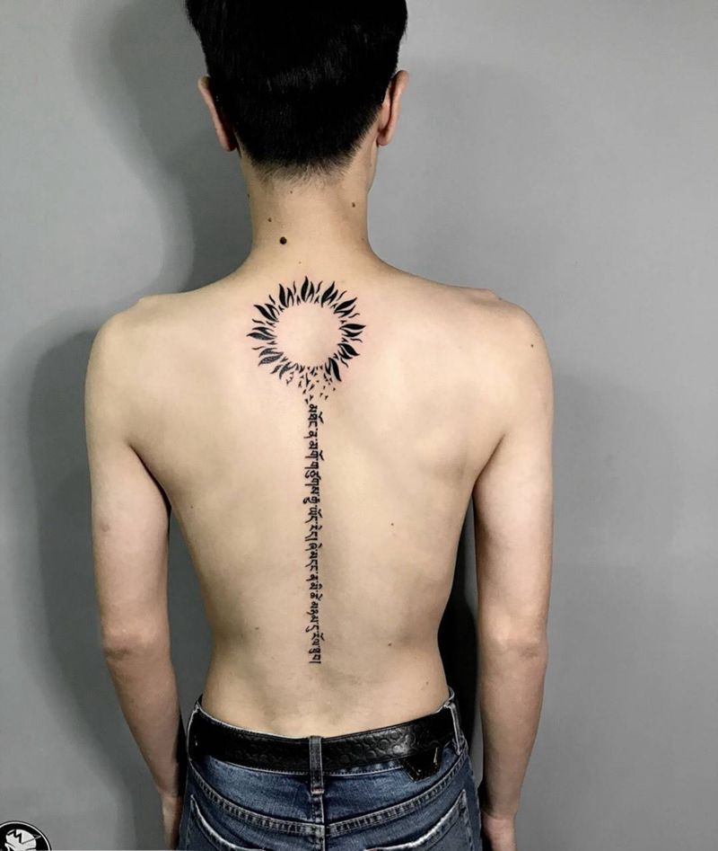 脊椎纹身图片_背部传统清新几何字符纹身图案
