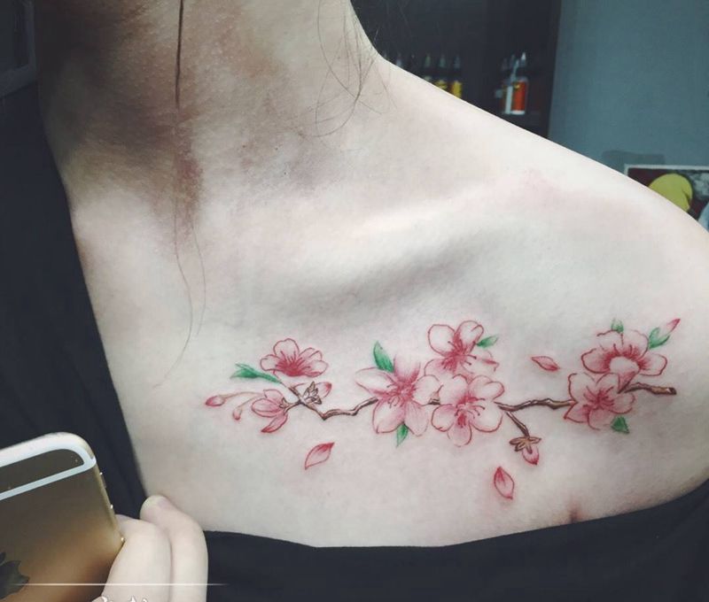 彩色小花。纹身图片_成品肩部清新植物纹身图案