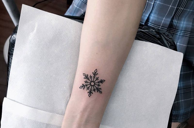 雪花纹身图片_成品手部纹身图案
