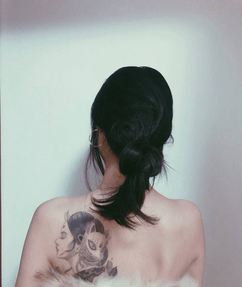 艺伎恢复后纹身图片_肩部背部新传统欧美写实艺伎素花狐面纹身图案