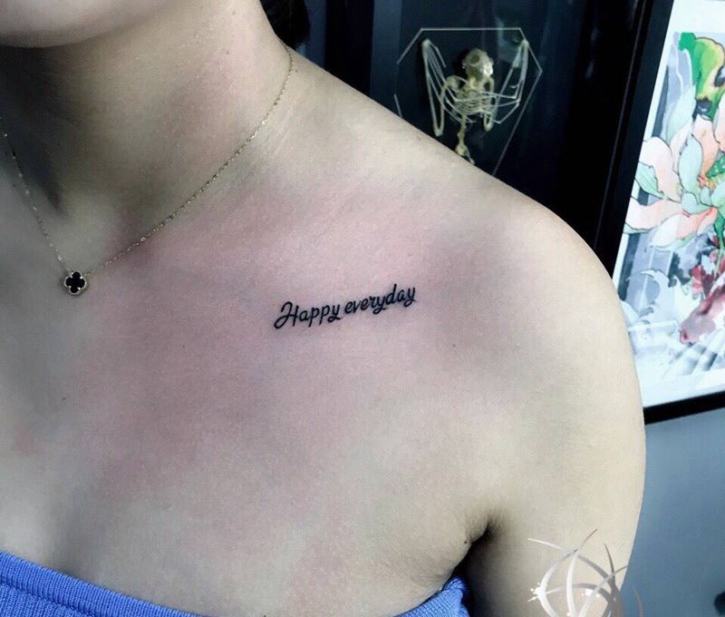 字母纹身图片_胸部纹身图案