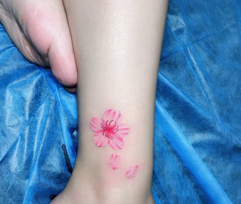 小花纹身图片_成品腿部纹身图案