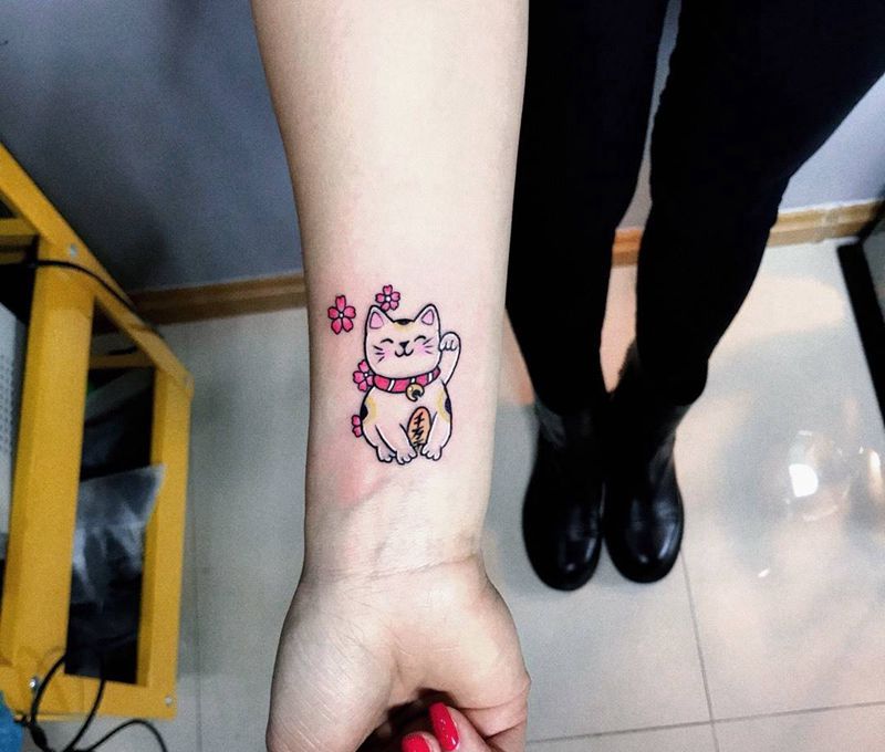 招财猫纹身图片_成品手部清新纹身图案