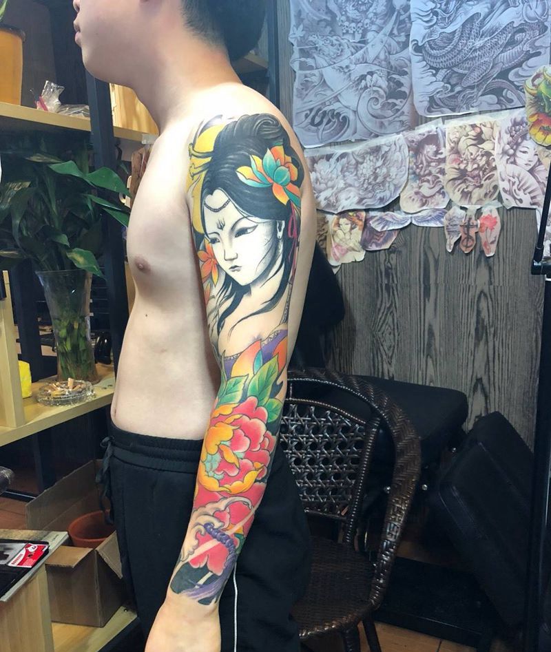 艺姬花臂纹身图片