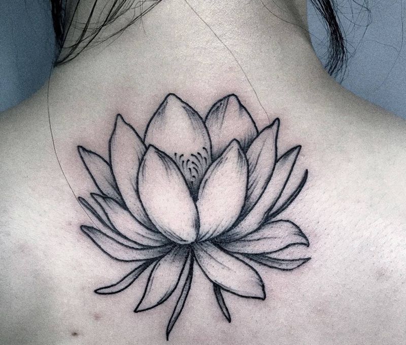 花纹身图片_成品颈部清新静物纹身图案