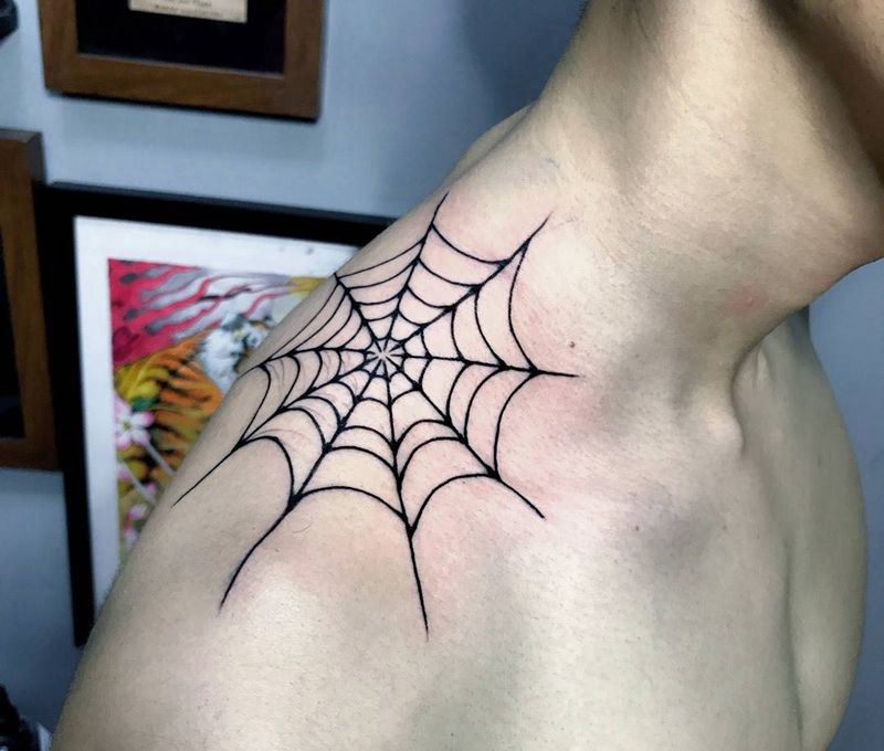 蜘蛛网纹身图片_成品肩部清新纹身图案