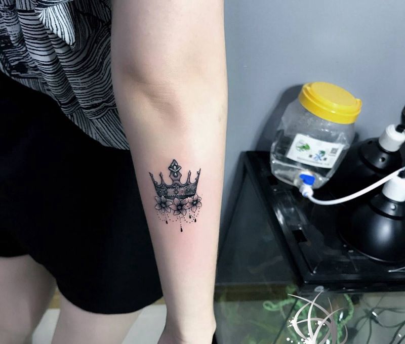 皇冠纹身图片_手臂纹身图案