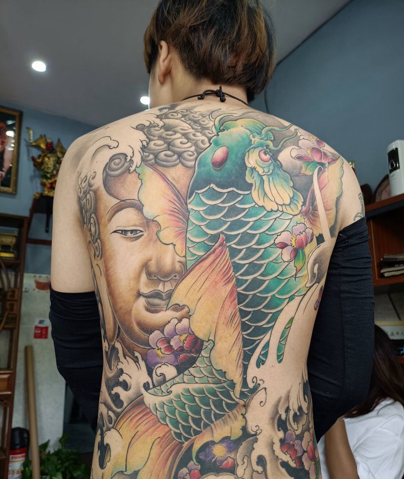 满背佛鱼纹身图片_背部新传统纹身图案