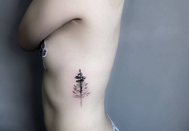 松纹身图片_成品腰部清新植物纹身图案