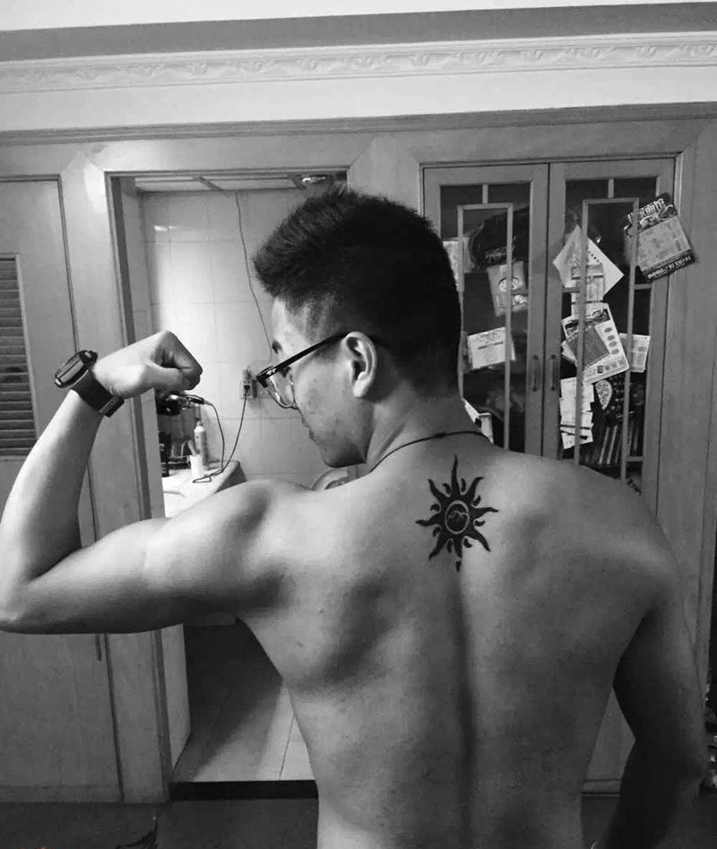 太阳纹身图片_背部纹身图案