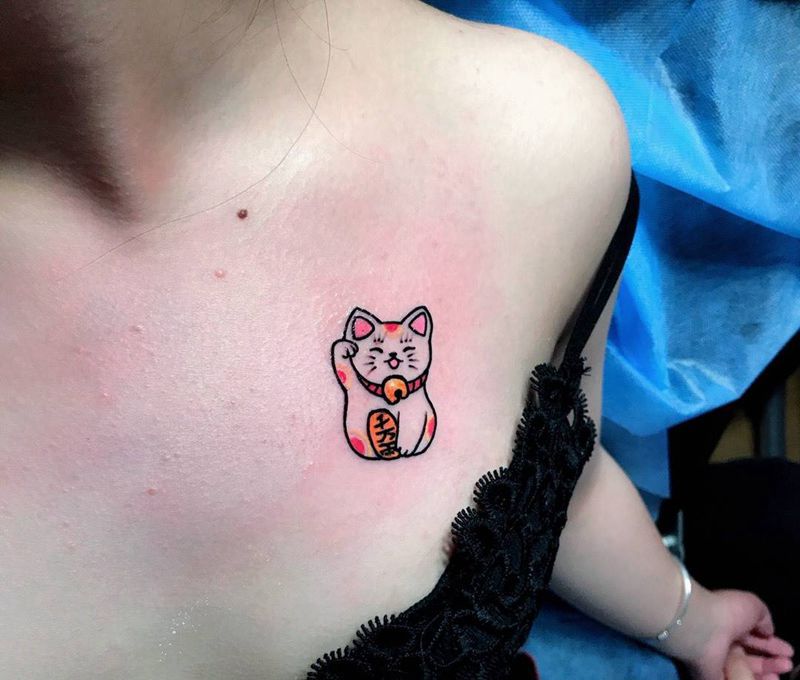 招财猫纹身图片_成品胸部纹身图案