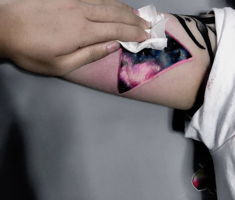 星空纹身图片_成品手部欧美纹身图案