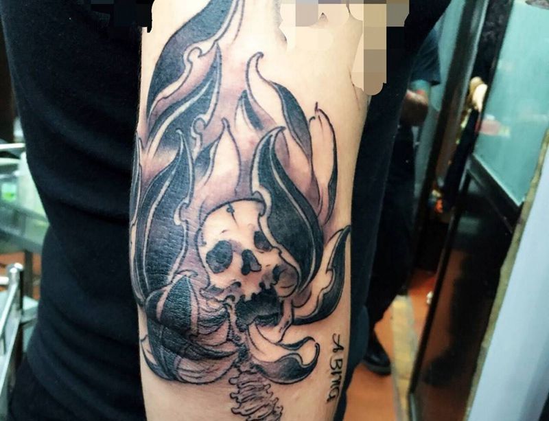 骷髅莲花纹身图片_成品手臂传统几何鬼神纹身图案