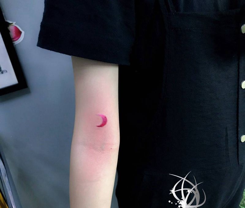 月亮纹身图片_手臂纹身图案