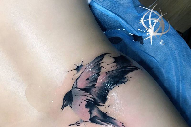 遮盖燕子纹身图片_成品腰部纹身图案