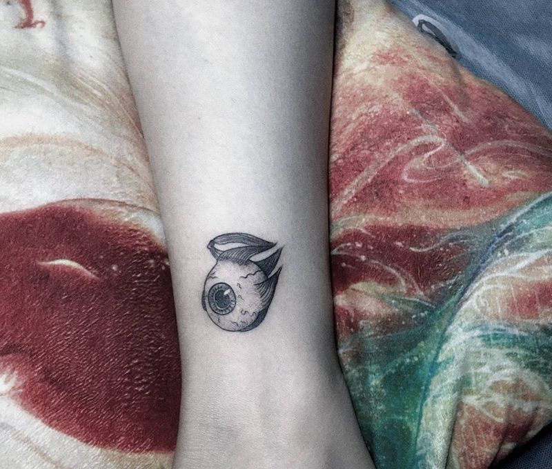 眼球纹身图片_成品腿部清新鬼神纹身图案