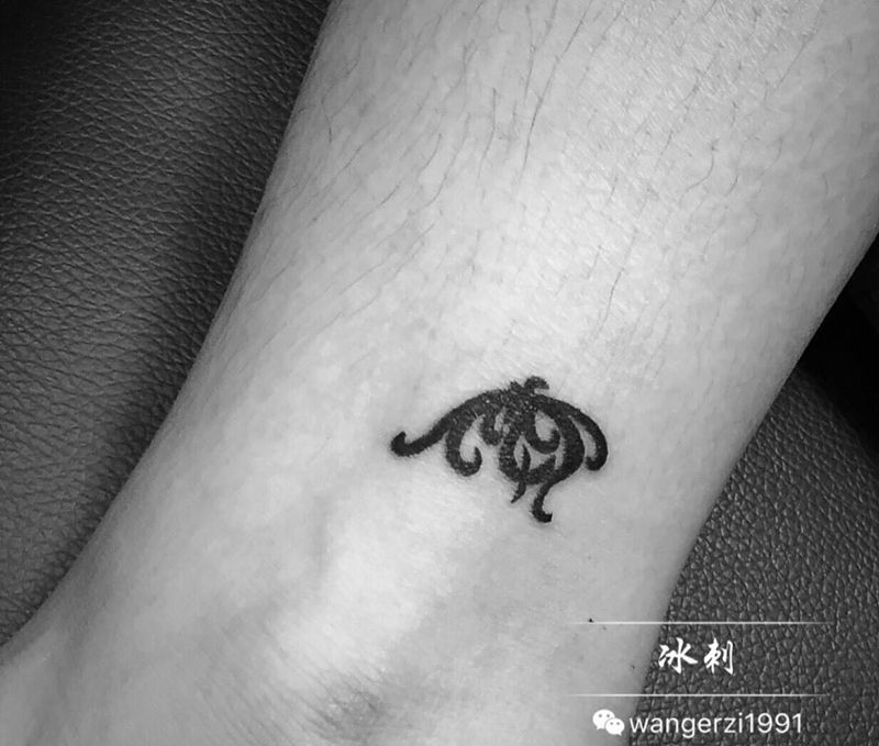 图腾花纹身图片_清新植物图腾脚部纹身图案