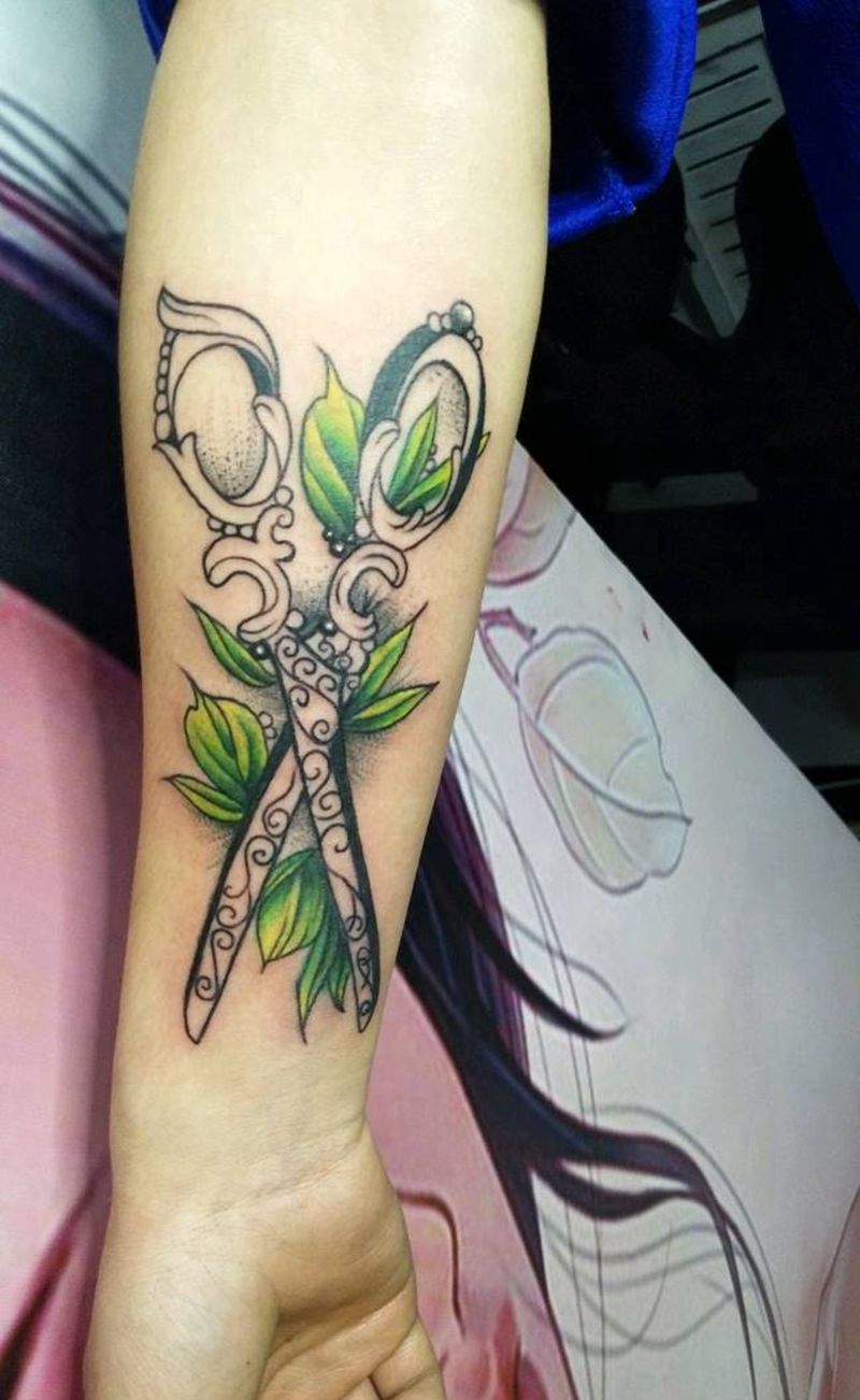 理发纹身图片_手臂New School剪刀手纹身图案