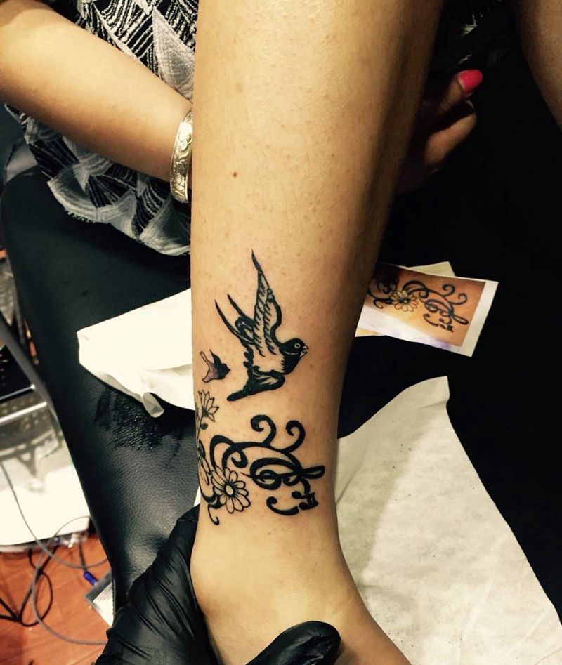 花与燕子纹身图片