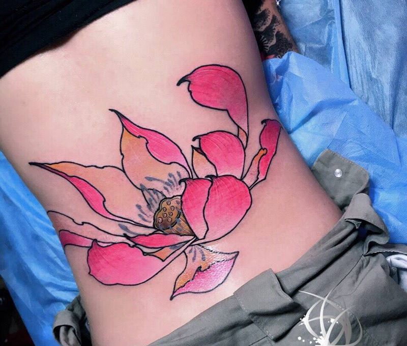 莲花纹身图片_背部腰部纹身图案