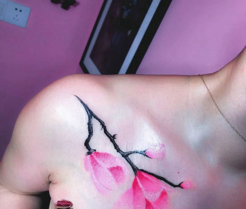 小花花纹身图片_成品胸部清新植物纹身图案