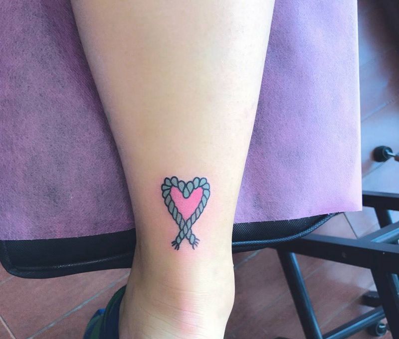 爱心纹身图片_成品腿部清新几何纹身图案