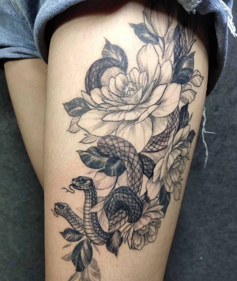 素花纹身图片_腿部点刺欧美写实花蛇纹身图案