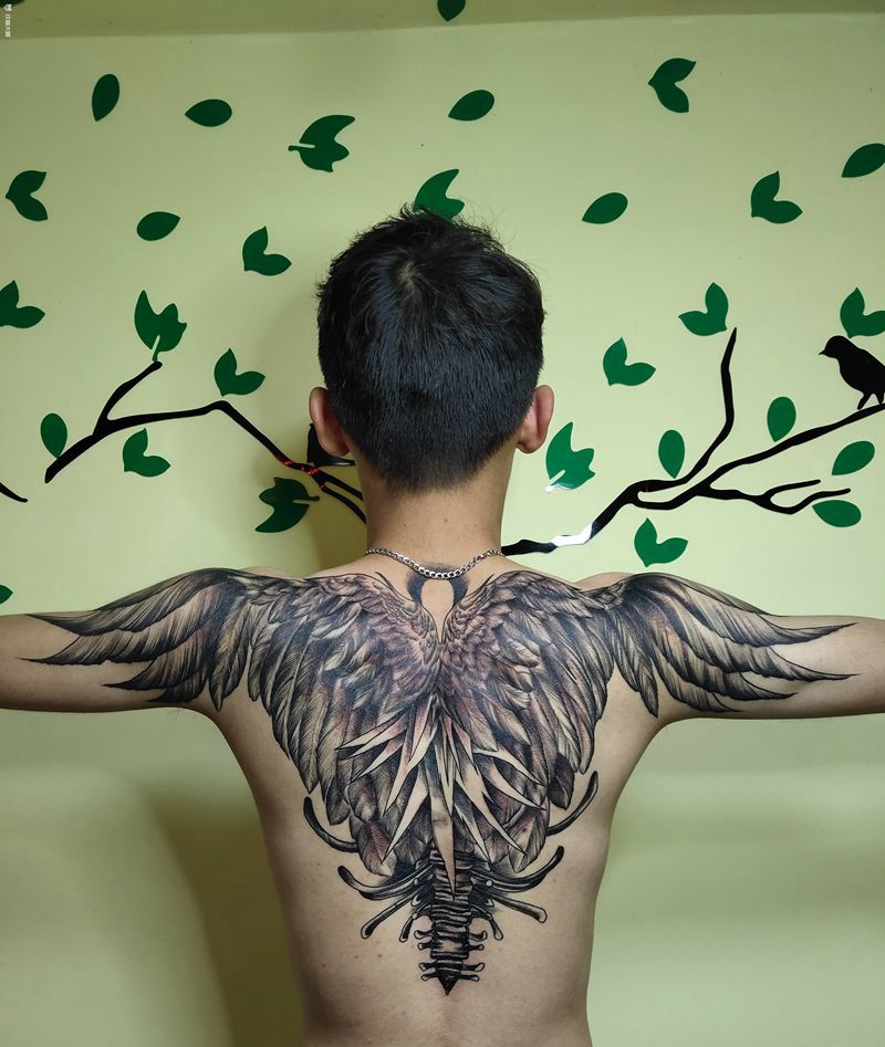 翅膀纹身图片_背部手臂点刺几何翅膀羽毛纹身图案