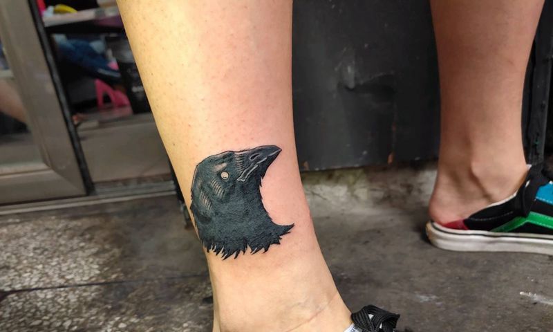 乌鸦遮盖纹身图片_脚部腿部欧美写实图腾乌鸦鸟遮盖纹身图案