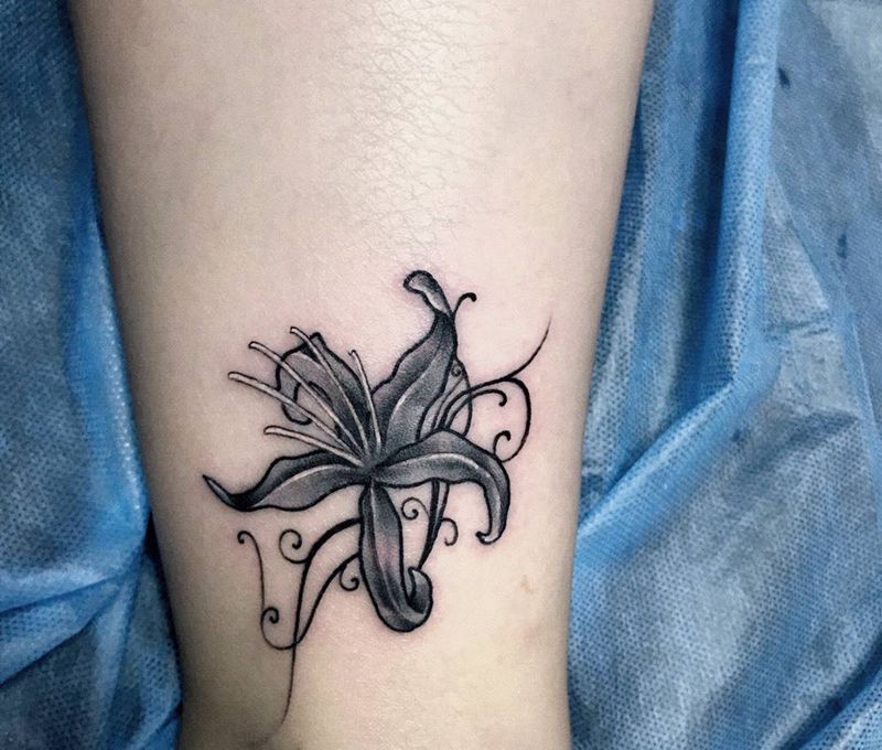 彼岸花纹身图片_成品腿部清新植物纹身图案