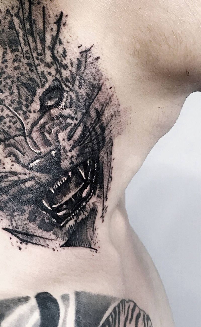 豹纹身图片_成品颈部欧美传统清新动物纹身图案