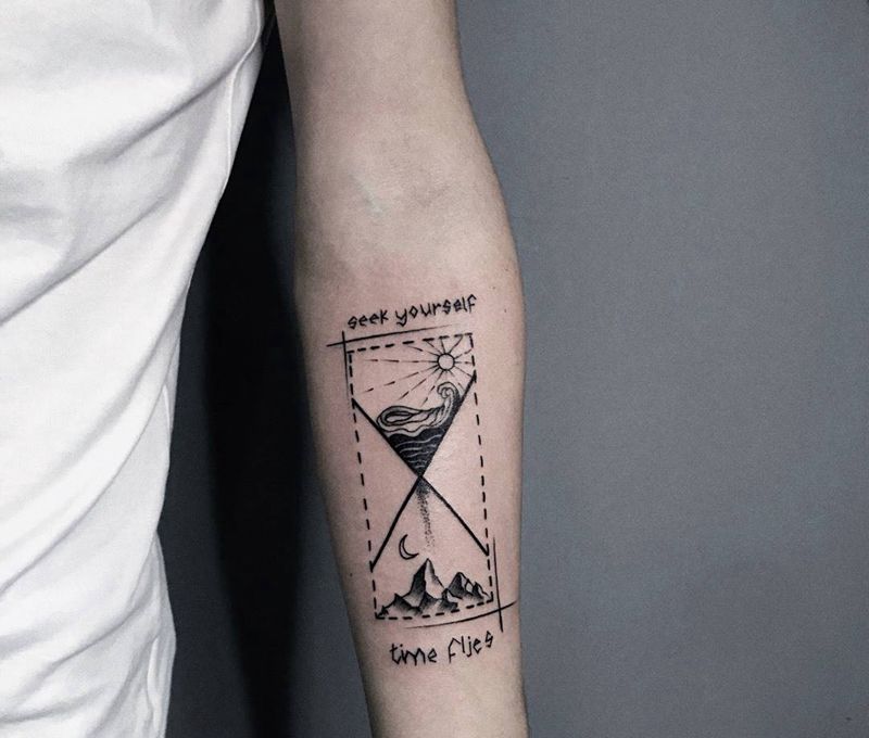 沙漏纹身图片_成品手部清新几何纹身图案
